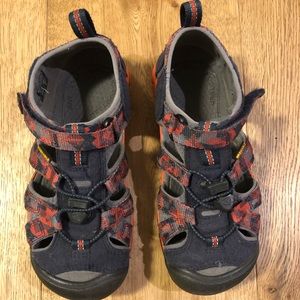 Keen Seacamp II boys water shoes. Size 13
